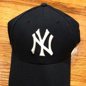 New York Yankee cap navy color